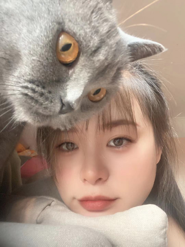 学美妆的清纯妹子